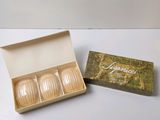 une petite boîte contenant quatre cuillères en bois