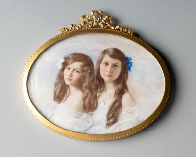 une photo de deux jeunes filles dans un cadre