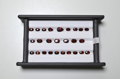 Un lot de 18 cts de grenats facettés (poids et formes divers…