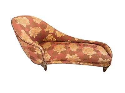 une photo d'une chaise longue rembourrée
