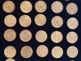 un gros plan sur un groupe de pièces d'or posées sur une surface noire