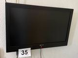 une télévision à écran plat accrochée au mur à côté d'un chargeur