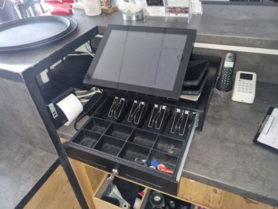 une photo d'une cuisine avec un plan de travail sur lequel est posé un ordinateur portable