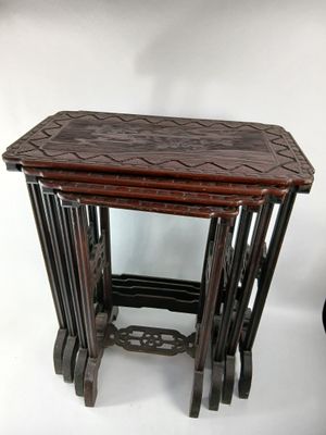 Suite de quatre tables gigognes