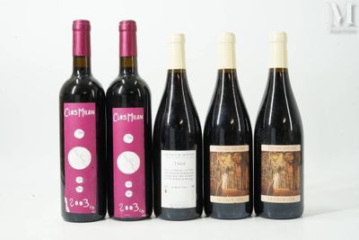quatre bouteilles de vin sont alignées sur une surface blanche
