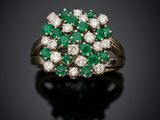 une bague à grappes d'émeraudes et de diamants