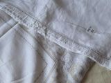 un gros plan sur un pantalon blanc posé sur un lit
