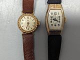 une image d'un couple de montres assises l'une à côté de l'autre