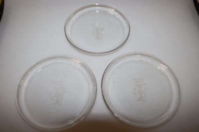 trois assiettes vides posées sur une table blanche