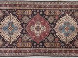 un vieux tapis aux couleurs et motifs variés