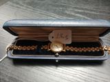 une photo d'une montre-bracelet dans un étui posé sur une table