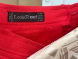 un gros plan d'une robe rouge avec une étiquette dessus