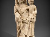 l'image d'une statue représentant une femme tenant un enfant dans ses bras