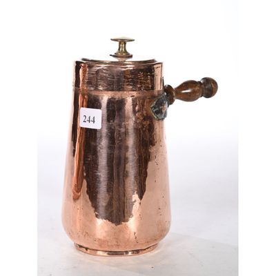 une vieille cafetière en cuivre avec une poignée en bois sur fond blanc