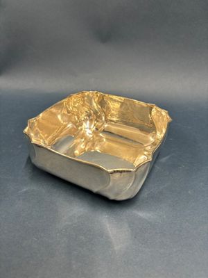 un récipient en papier d'aluminium à quatre compartiments posé sur une table