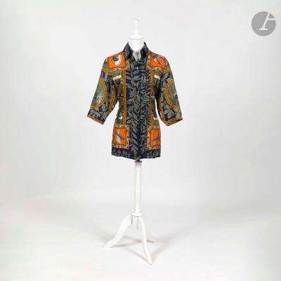 une robe posée sur un support de mannequin avec un mannequin blanc