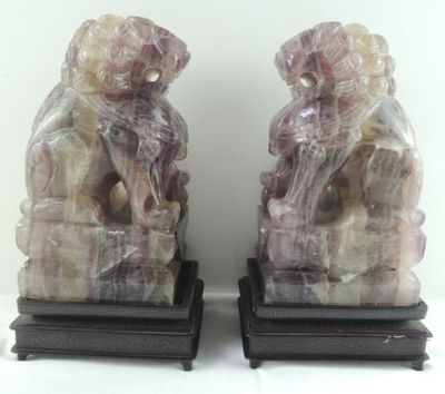 paire de statuettes « foo foo foo » en jade rose sur des socles noirs