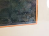un tableau accroché au mur d'une salle de bains