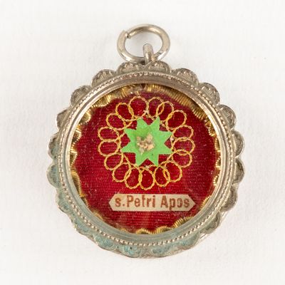a picture of a pendant with a green star on it