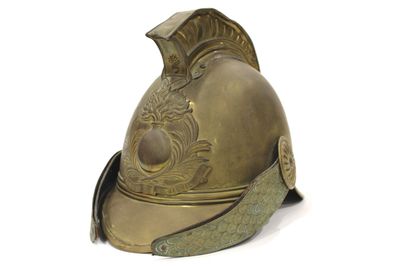 un casque posé sur une table