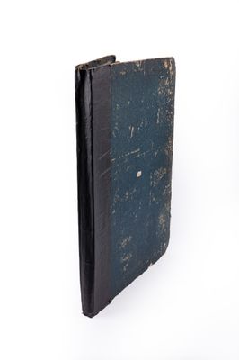 un vieux livre posé sur une surface blanche