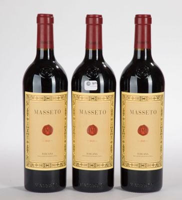 trois bouteilles de vin rouge posées côte à côte sur une table