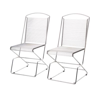 une paire de chaises en acier chromé avec des coussins blancs, sur fond blanc