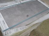 un carton de ciment posé sur une palette