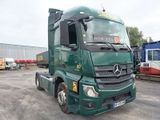 un camion vert garé sur un parking