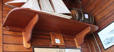 une étagère en bois sur laquelle est posé un bateau
