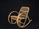 un fauteuil à bascule en bois sur un fond noir