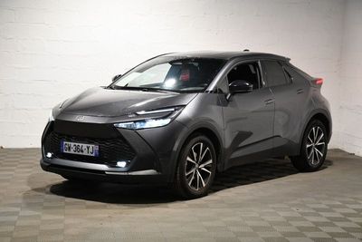Le SUV Toyota C-HR est garé dans le garage