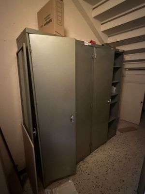 une photo d'un réfrigérateur dans une pièce, avec une boîte posée dessus