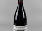 une photo d'une bouteille de vin posée sur une table