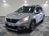 la voiture argentée est garée sur un sol en damier dans le garage