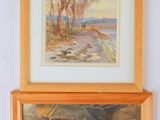 deux tableaux accrochés au mur d'une pièce
