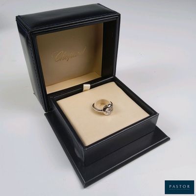 l'image d'une bague dans un cadre noir posé sur une surface blanche