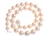 un collier de perles blanches avec un fermoir en argent