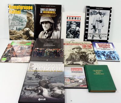 Plusieurs livres sont posés sur une table blanche, devant un fond blanc.