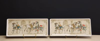 GIEN Paire de plats à cake à décor de chevaux.