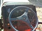 le volant et le tableau de bord d'un vieux camion