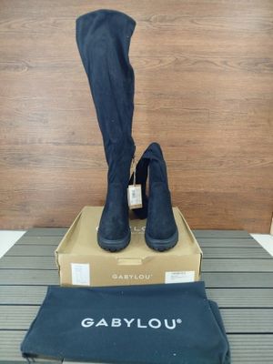 une boîte sur laquelle est posée une paire de bottes noires