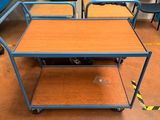 une table et des chaises dans une pièce où se trouve un escalier