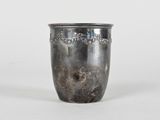 une coupe en argent posée sur une table