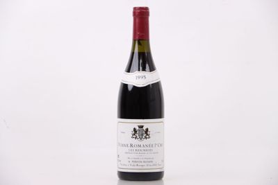 gros plan d'une bouteille de vin sur une surface blanche