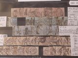 une photo d'une vitrine sur laquelle figurent de nombreux inscriptions