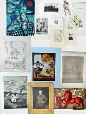 de nombreux tableaux accrochés au mur d'une pièce où sont accrochés des tableaux