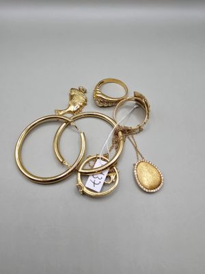plusieurs bagues en or et une bague ornée d'un cœur