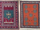 Deux tapis orientaux sont exposés sur une surface blanche