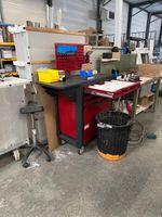 1 servante d'outillage avec visseuse, perceuse